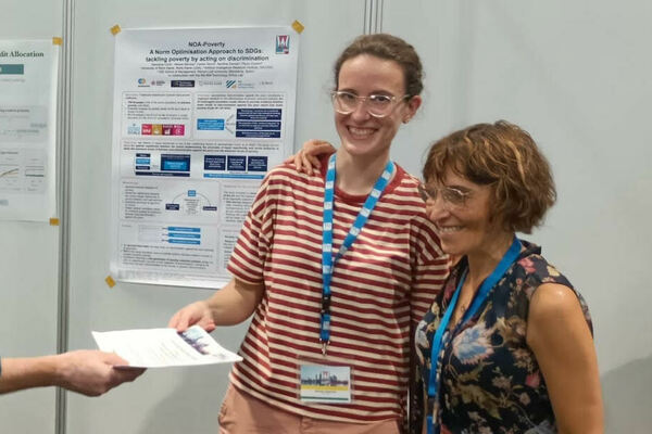 Georgina Curto Rex (right) and Nieves Montes receive the certificate for their best project award